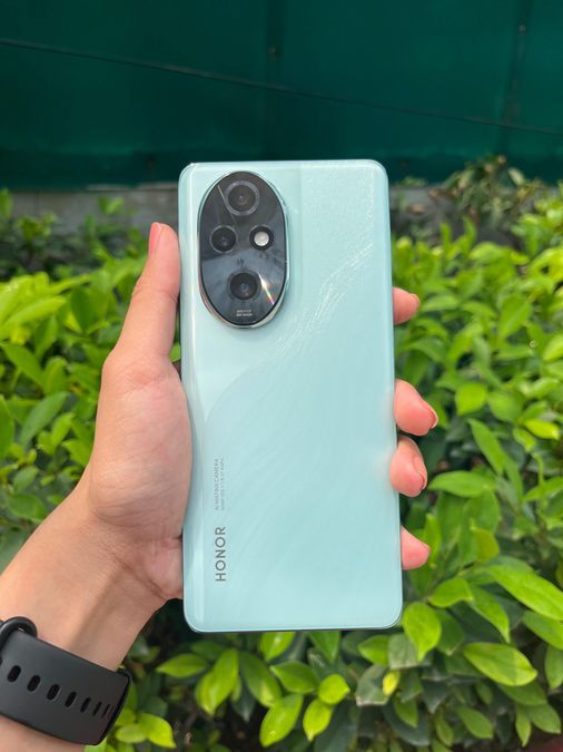 honor-200-pro-first-impressions:-an-eye-catching-phone-that-is-not-easy-on-the-pocket