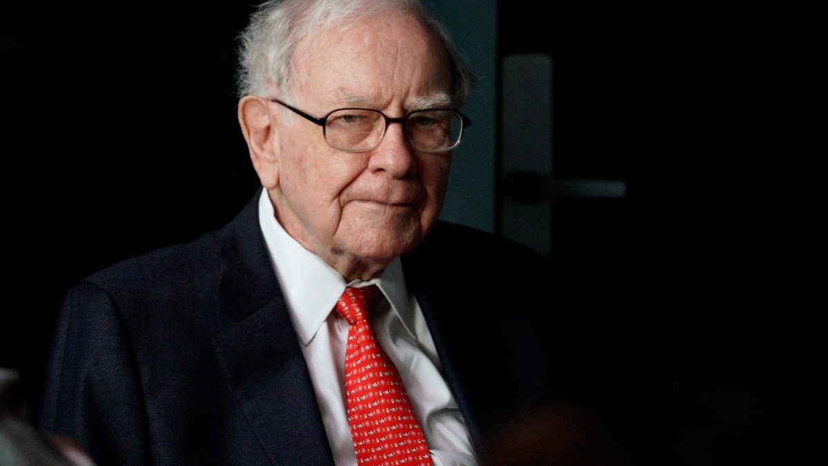what’s-making-warren-buffett-uneasy?-berkshire-hathaway-slashes-apple-stake-by-nearly-half